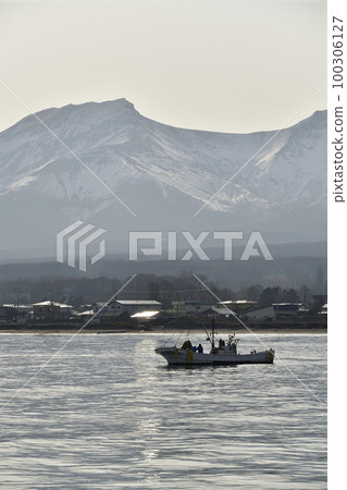 在北海道森町拍攝駒岳風光和早春捕魚的漁船 100306127