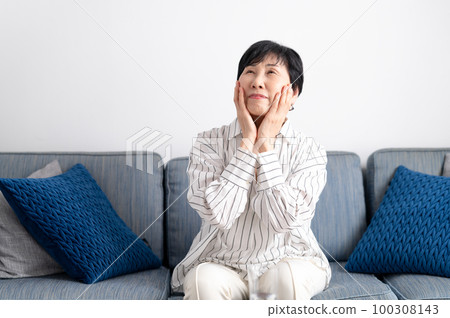 擔心的高級女人累了 100308143
