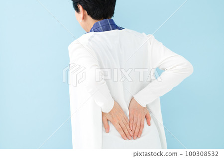 背部疼痛的女人 100308532