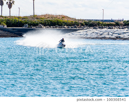 在日本千葉多佛 Byobugaura 的太平洋上令人振奮的水上摩托艇 100308541