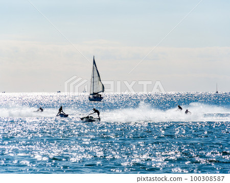 在日本千葉多佛 Byobugaura 的太平洋上令人振奮的水上摩托艇 100308587