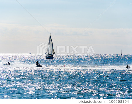 在日本千葉多佛 Byobugaura 的太平洋上令人振奮的水上摩托艇 100308594