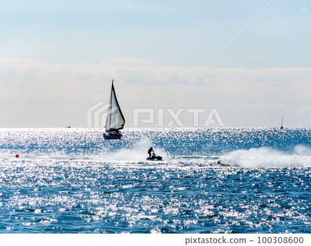 在日本千葉多佛 Byobugaura 的太平洋上令人振奮的水上摩托艇 在日本千葉多佛 Byobugaura 的太平洋上令人振奮的水上摩托艇 100308600