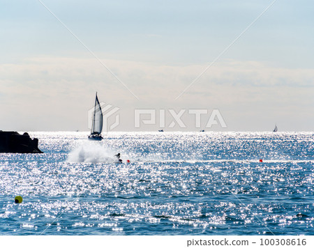 在日本千葉多佛 Byobugaura 的太平洋上令人振奮的水上摩托艇 100308616