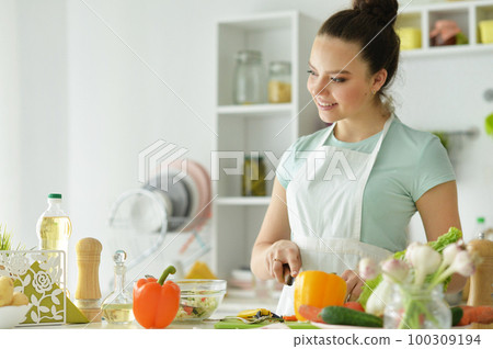 beautiful young woman 100309194