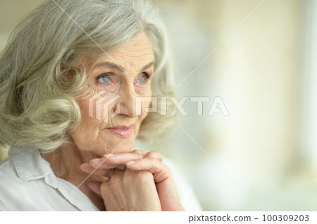 Portrait of smiling senior woman 100309203