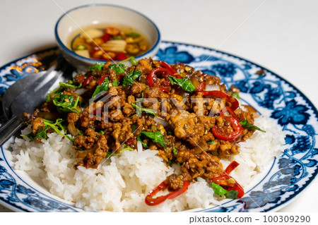 stir-fried basil with pork and fried egg 100309290