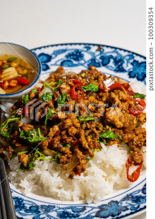 stir-fried basil with pork and fried egg 100309354