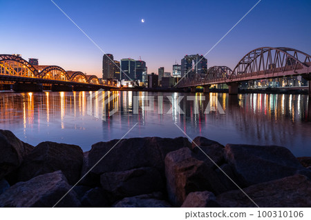 《Osaka Prefecture》Night view of downtown Osaka, twilight of Yodogawa riverbed 《Osaka Prefecture》Night view of downtown Osaka, twilight of Yodogawa riverbed 100310106