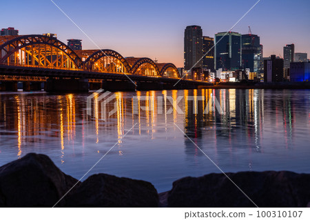 《Osaka Prefecture》Night view of downtown Osaka, twilight of Yodogawa riverbed 《Osaka Prefecture》Night view of downtown Osaka, twilight of Yodogawa riverbed 100310107