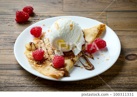 freshly baked crepe with ice cream 100311331