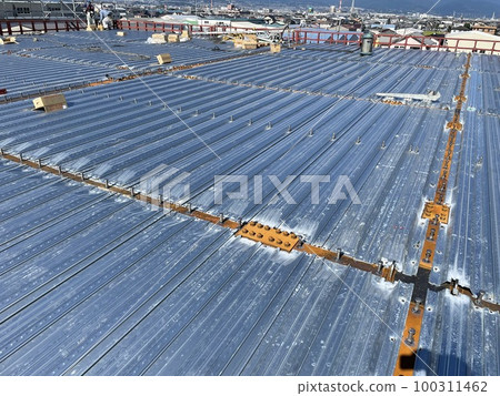 在屋頂鋪設甲板板後的狀態 在屋頂鋪設甲板板後的狀態 100311462