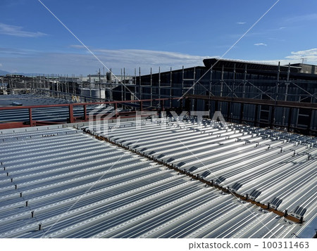 State after laying the deck plate on the roof 100311463