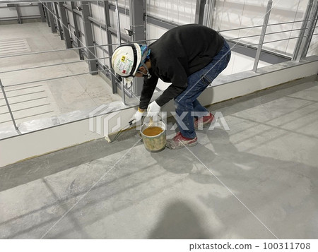 地板粉刷工作的底漆處理 100311708