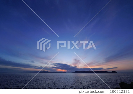 Sunset sky and sea in early summer with afterglow of cirrus clouds・Ultra wide angle・Sky mainly・210614pm 100312321