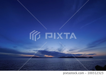 Sunset sky and sea in early summer with afterglow of cirrus clouds・Ultra wide angle・Sky mainly・210614pm 100312323