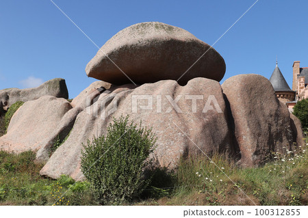 Bizarre boulders on the Pink Granite Coast in Brittany 100312855