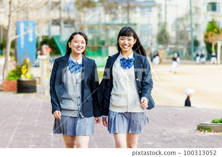 在校園裡邊走邊和朋友聊天的女高中生 100313052