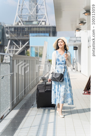一名年輕女子拉著行李箱在名古屋觀光 100313059