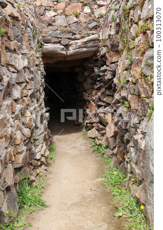 Cairn of Barnenez - megalithic monument Cairn of Barnenez - megalithic monument 100313070