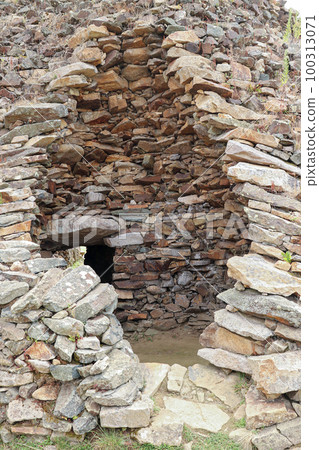 Cairn of Barnenez - megalithic monument Cairn of Barnenez - megalithic monument 100313071