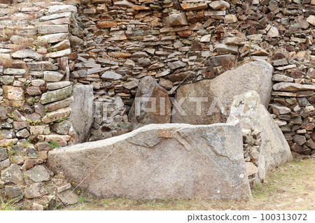 Cairn of Barnenez - megalithic monument Cairn of Barnenez - megalithic monument 100313072