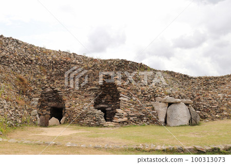 Cairn of Barnenez - megalithic monument 100313073