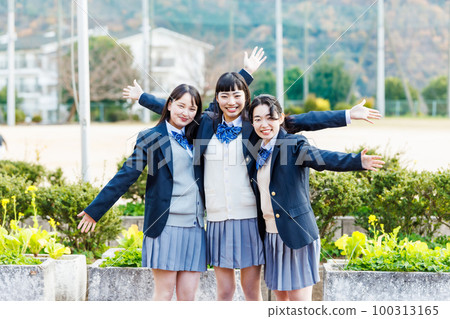 A high school girl lined up with her friends in the school 100313165
