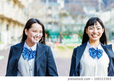 A high school girl who walks while talking with friends on campus 100313363