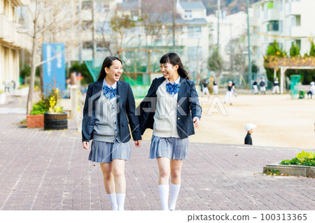 在校園裡邊走邊和朋友聊天的女高中生 100313365