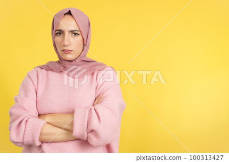 Muslim woman crossing the arms with an angry expression 100313427