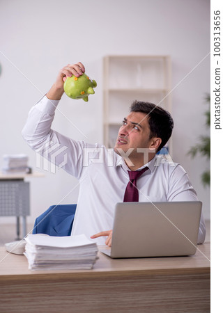 Young male employee in planning retirement concept 100313656