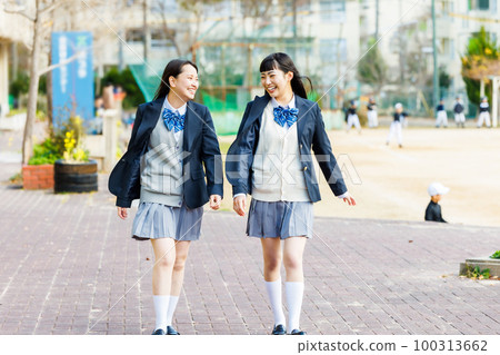 在校園裡邊走邊和朋友聊天的女高中生 在校園裡邊走邊和朋友聊天的女高中生 100313662