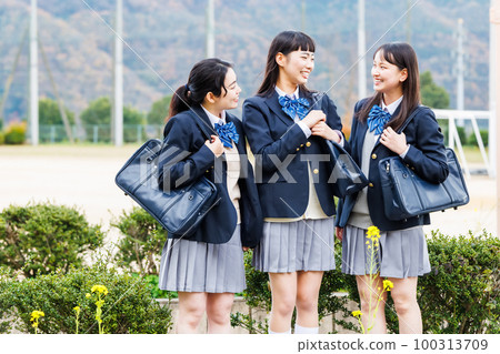 和朋友一起上學的女高中生 100313709