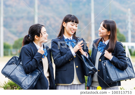 和朋友一起上學的女高中生 100313753