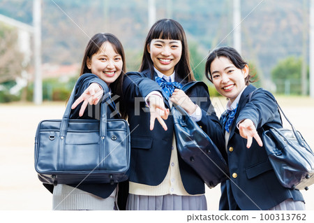 A high school girl who goes to school with her friends A high school girl who goes to school with her friends 100313762
