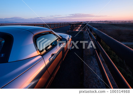 Car body line and sunrise ② 100314988