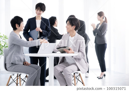 Also in the main visual! Successful businessman with successful contract 100315071