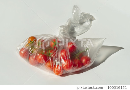The cherry tomatoes in a transparent plastic bag. 100316151