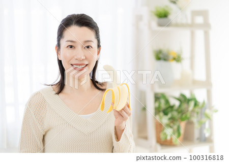 拿著香蕉的中年婦女 100316818