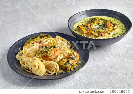 Spaghetti with fried chicken baked with garlic and herbs in milk Spaghetti with fried chicken baked with garlic and herbs in milk 100316965