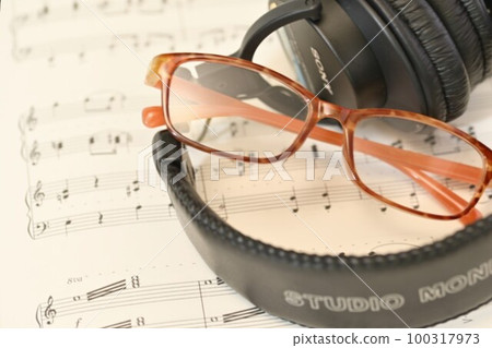 創建庫存音樂!一起走吧,眼鏡,耳機…… 創建庫存音樂!一起走吧,眼鏡,耳機…… 100317973