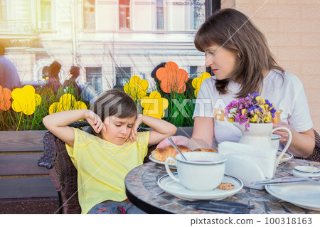 Mother and the daughter in cafe Mother and the daughter in cafe 100318163