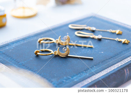 月牙耳環和星星耳環 黃金配飾 月牙耳環和星星耳環 黃金配飾 100321178