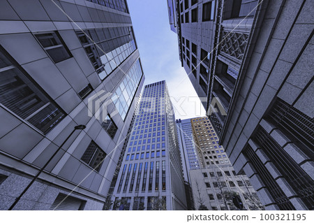 Buildings in Tokyo with beautiful sunlight 100321195