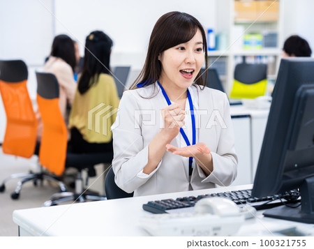 提出一個想法的女商人 100321755