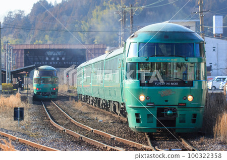 Limited express "Yufuin no Mori" departing from Bungomori Station (JR Kyushu) 100322358
