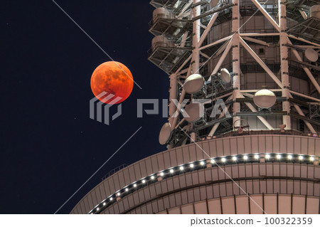 《Tokyo》Total lunar eclipse and Sky Tree・November 8, 2022 100322359