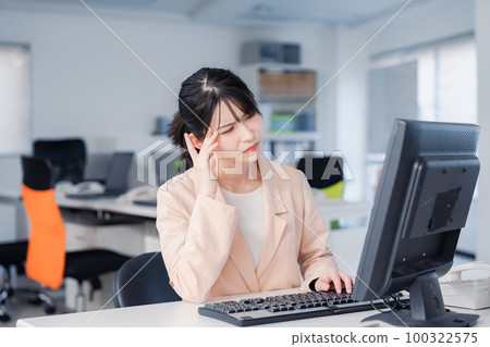 疲憊的女商人加班到早上 疲憊的女商人加班到早上 100322575