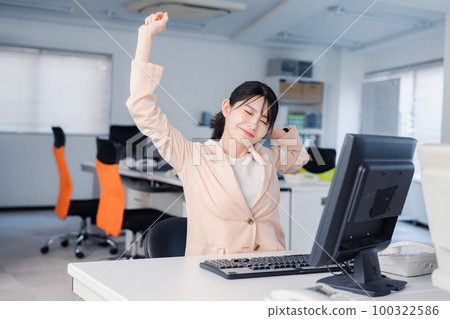 疲憊的女商人加班到早上 疲憊的女商人加班到早上 100322586